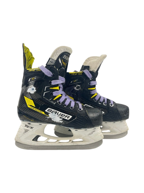 Bauer Supreme M4 Eishockeyschlittschuhe in EU 33,5 mit schwarzem Design und Lila Schnürsenkeln, gut erhalten.