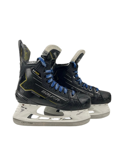 AthleteSwap Bauer Supreme M40 Eishockey Schlittschuhe in Schwarz mit blauen Schnürsenkeln und TUUK Kufenhaltern